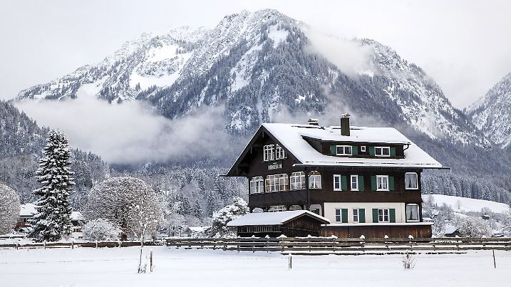 Winter, Schneelandschaft, Haus Bergesruh, hinten Berge der Allgäuer Alpen, Oberstdorf, Oberallgäu, Allgäu, Bayern, Deuts