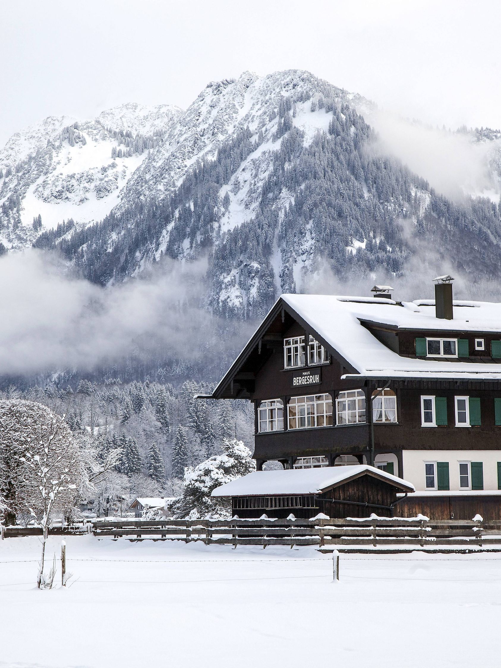 Winter, Schneelandschaft, Haus Bergesruh, hinten Berge der Allgäuer Alpen, Oberstdorf, Oberallgäu, Allgäu, Bayern, Deuts