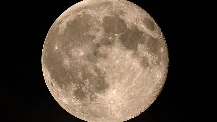 Supermond, der Oktober-Mond leuchtet riesig am Nachthimmel über München, 7. Oktober 2025
