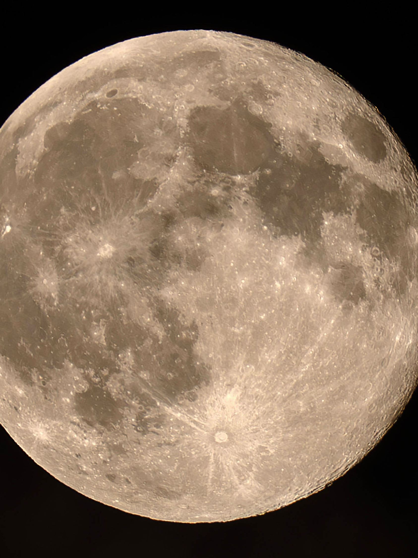 Supermond, der Oktober-Mond leuchtet riesig am Nachthimmel über München, 7. Oktober 2025