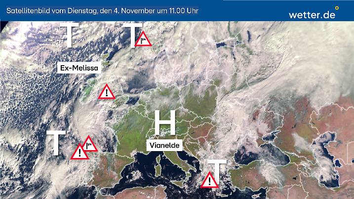 Satellitenbild von Dienstagvormittag, 4. November 2025: Wolkenschleppe von Ex-Hurrikan Melissa quer über Westeuropa, goldenes Hoch Vianelde über Mitteleuropa, unbenanntes Gewittertief über Griechenland.