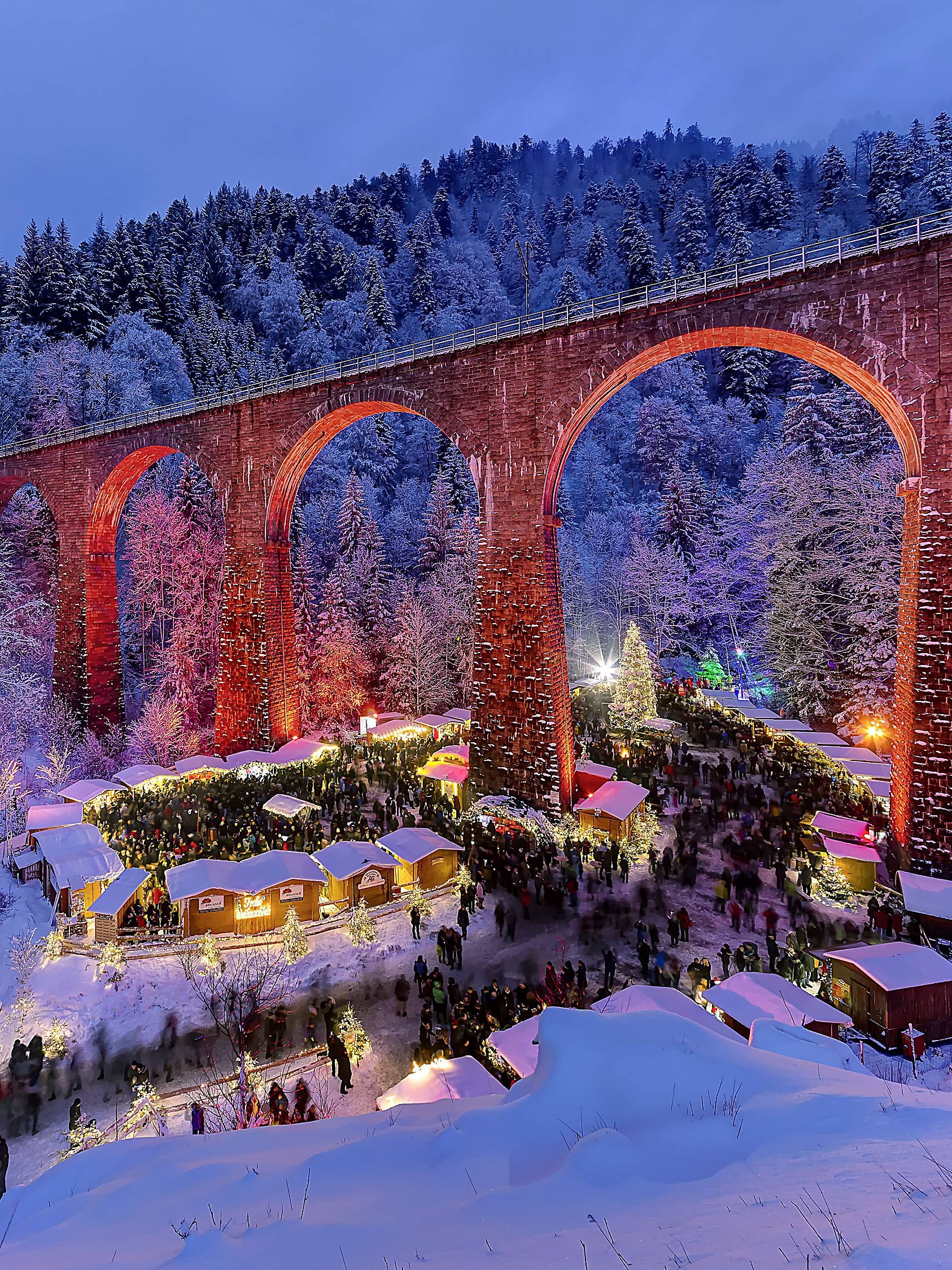 DEU, Deutschland, Breitnau, 16.12.2017: Der Weihnachtsmarkt in der Ravennaschlucht im Hochschwarzwald ist einer der sch