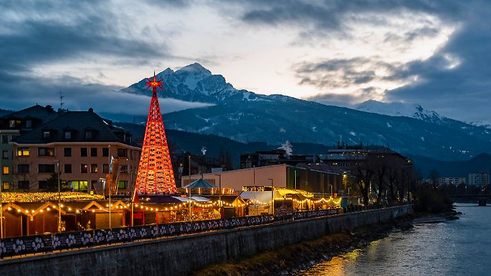 Christmas market next to the river Inn at Innsbruck Innsbruck, Tyrol, Austria CR_THHE230529E-1128213-01
