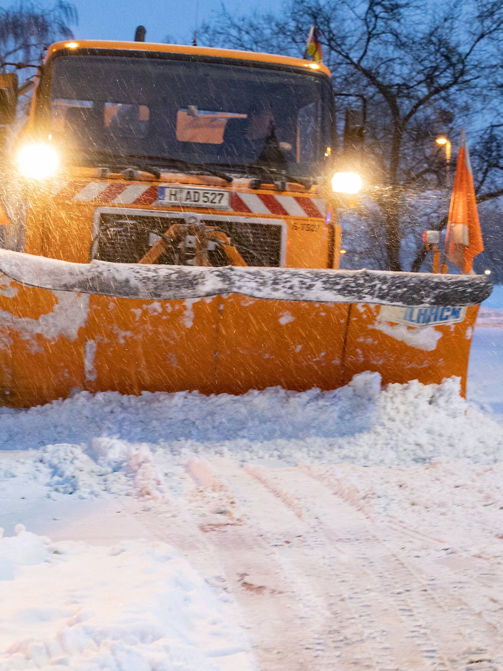 Niedersachsen, Hannover, 08.02.2021, Schneesturm fegt über Niedersachsen Wetter, Winter, Schnee, Schneeverwehungen, PKW,