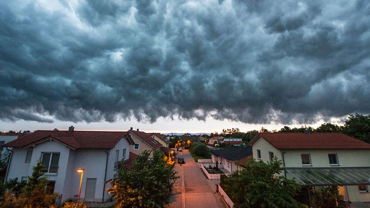 Dunkle Wolken über einem Wohngebiet