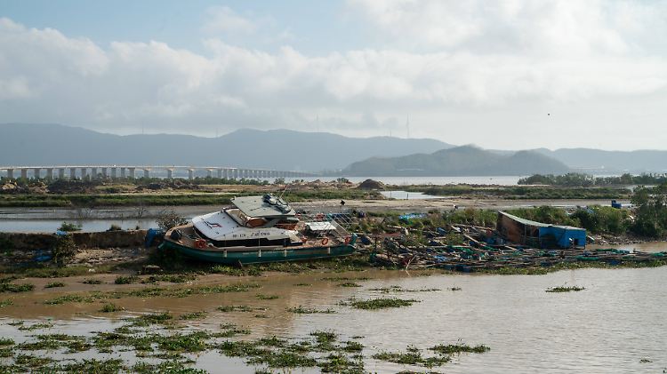 Typhoon Kalmaegi Hits Quy Nhon, Vietnam