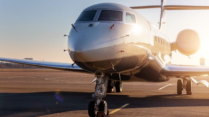 Panoramasicht auf moderne, teure Privatflugzeuge