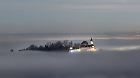 Über den Wolken: Burg Teck im Abendnebel