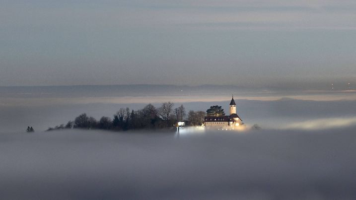 Über den Wolken: Burg Teck im Abendnebel