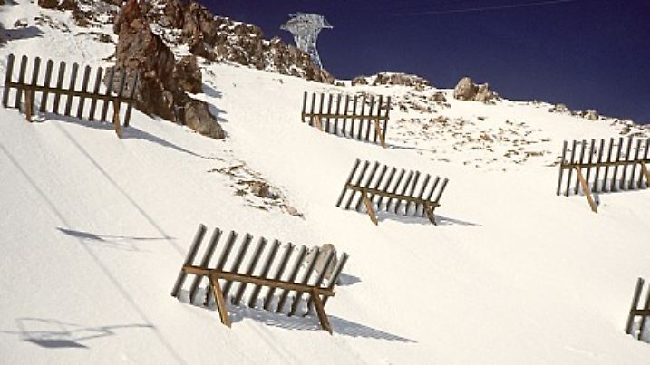 Schutzzäune auf dem Belleverde in den französischen Alpen (Val d'Isere) sollen das Abgehen von Lawinen und Schneebrettern verhindern. Aufnahme von 1989.
