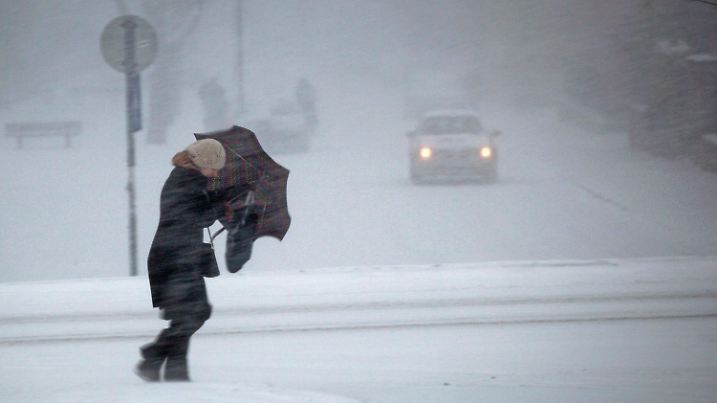 A pedestrian adjusts her umbrella during a snowstorm in Budapest, Hungary 19 December 2009 when heavy snowfall passes through the country. The National Weather Service issued a degree two, orange alert (with level three, red being the highest) for Western and Central Hungary with predictions of more than 5 centimetres of snow falling in some places. EPA/BALAZS MOHAI .  +++(c) dpa - Bildfunk+++