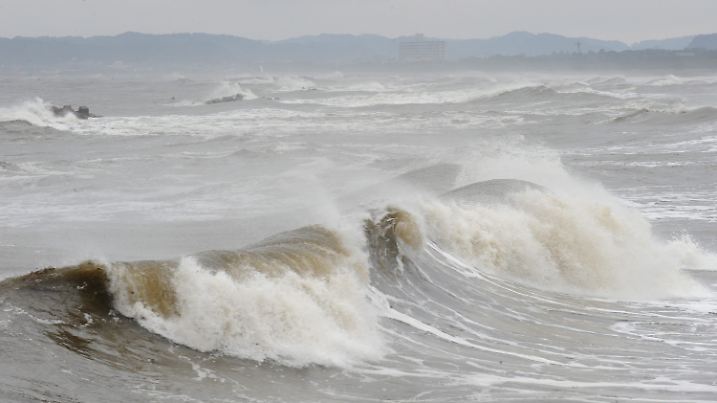 ARCHIV - Eine große Welle eines Tsunami trifft am 28.02.2010 bei Isumi auf die Küste Japans. Ein Erdbeben mit unabsehbar schweren Folgen hat am Freitag weite Teile von Japan erschüttert. Erste Messungen von geologischen Instituten registrierten eine Stärke von 8,8. Für die Pazifikküste wurde eine Tsunami-Warnung ausgegeben. Foto: EVERETT KENNEDY BROWN dpa +++(c) dpa - Bildfunk+++