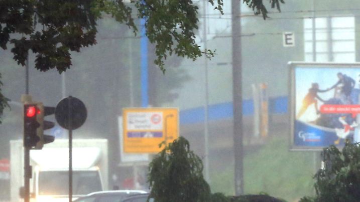 Ein Auto fährt am 22.06.2017 in Magdeburg (Sachsen-Anhalt) an einem umgestürzten Baum vorbei. Nach hochsommerlichen Temperaturen haben in Ostdeutschland die schweren Unwetter eingesetzt. Foto: Peter Gercke/dpa-Zentralbild/dpa +++(c) dpa - Bildfunk+++