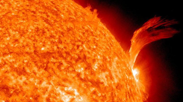Wiederholung mit geändertem Bildausschnitt - Ein Foto des Sonnen-Beobachtungssatelliten Solar Dynamics Obervatoy (SDO) zeigt eine außergewöhnlich starke Plasmaeruption am 08.09.2010 auf der Sonnenoberfläche. Die Eruption verursachte eine extreme ultraviolette Strahlung, von der die Erde allerdings nicht betroffen war. Foto: NASA/SDA +++(c) dpa - Bildfunk+++