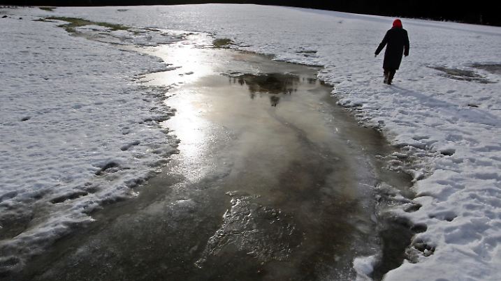 Eine Spaziergängerin läuft am Sonntag (27.12.2009) durch die eisige Landschaft bei Aitrang (Schwaben). Frostige Temperaturen bestimmen das Wetter in Südbayern. Foto: Karl-Josef Hildenbrand dpa/lby  +++(c) dpa - Bildfunk+++