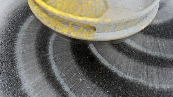 Der Streuteller eines Räumfahrzeuges der Autobahnmeisterei Thurnau verteilt am Dienstag (30.11.2010) Streusalz wellenförmig auf einer Straße bei Thurnau (Oberfranken). Nach zwei schneereichen Tagen können die Mitarbeiter des Winterdienstes kurz durchatmen, doch bereits für Donnerstag (02.12.2010) sagen die Meteorologen erneut stärkeren Schneefall voraus. David Ebener dpa/lby +++(c) dpa - Bildfunk+++