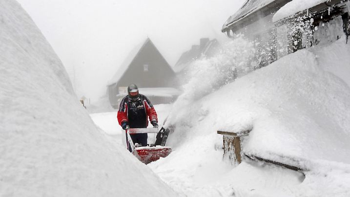 Im sächsischen Zinnwald auf dem Kamm des Osterzgebirges fräst am Dienstag (24.02.2009) ein Hausbesitzer den Eingang seines Hauses vom Schnee frei. Tagelange Schneefälle haben für meterhohe Verwehungen gesorgt. Foto: Matthias Hiekel dpa/lsn (zu lsn 4175 und 0104 vom 24.02.2009) +++(c) dpa - Bildfunk+++