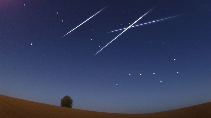 ARCHIV - Drei Sternschnuppen ziehen ihre Bahnen (Archivfoto vom 13.11.2005, aufgenommen in Nucknitz/Sachsen). Ein kosmisches Feuerwerk erstrahlt in den kommenden Nächten am Firmament: Der Sternschnuppenstrom der Perseïden regnet wie jedes Jahr im August vom Himmel. Bei wolkenfreiem Wetter sind mehrere Dutzend Meteore pro Stunde zu sehen, wie die Europäische Raumfahrtagentur ESA ankündigt. Foto: Wolfgang Wittchen (zu dpa-Korr. "Kosmisches Feuerwerk - Sternschnuppenregen am Wochenende" vom 09.08.2007) +++(c) dpa - Bildfunk+++