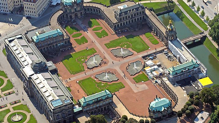 Die Luftaufnahme vom 11.09.2011 zeigt das Stadtzentrum von Dresden: der barocke Zwinger ist auch noch kommendes Jahr Baustelle mit dem Mathematisch-Physikalischen Salon (rechts). Foto: Matthias Hiekel dpa/lsn  +++(c) dpa - Bildfunk+++