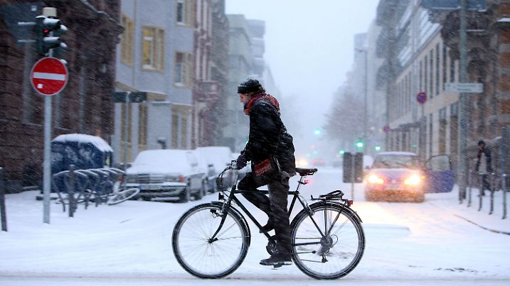 Eine junge Frau fährt am Sonntag (20.12.2009) in Frankfurt am Main mit dem Fahrrad durch das Schneetreiben. Am Nachmittag fielen in Frankfurt mehrere Zentimeter Schnee. Bundesweit sorgten die eisige Kälte und zum Teil heftiger Schneefall für mancherorts chaotische Verkehrsbedingungen. Foto: Marius Becker dpa/lhe +++(c) dpa - Bildfunk+++