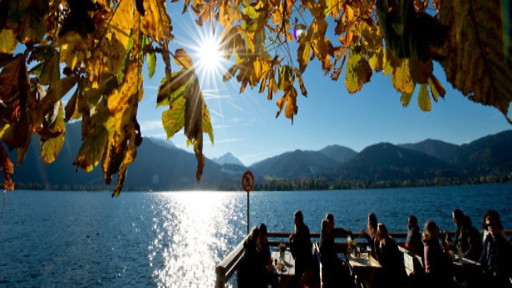 Zahlreiche Menschen sitzen am 13.10.2013 am Ufer des Tegernsees in Tegernsee (Bayern) in einem Biergarten. Foto: Sven Hoppe/dpa +++(c) dpa - Bildfunk+++