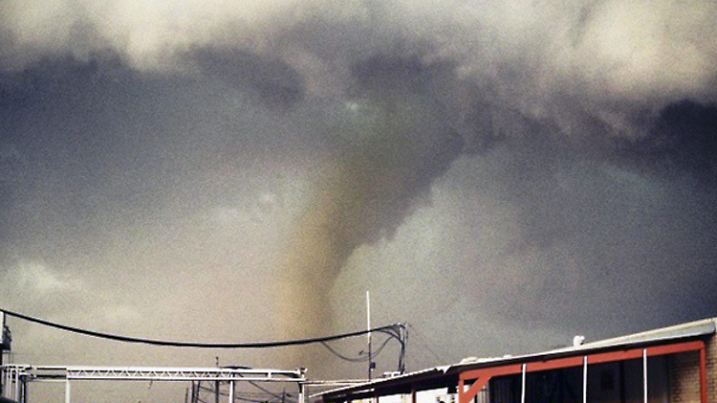 dpatopbilder - epa04679159 A handout picture released with permission via an Instagram user shows the funnel cloud of a tornado reaching down to the ground as a storm approaches Sand Springs, Oklahoma, USA, 25 March 2015. According to reports and law enforcement one person was killed in a nearby mobile home park that was nearly destroyed. Much of Oklahoma into Arkansas remains under severe weather warnings. EPA/ALIX CHIN BEST QUALITY AVAILABLE HANDOUT EDITORIAL USE ONLY/NO SALES +++(c) dpa - Bildfunk+++