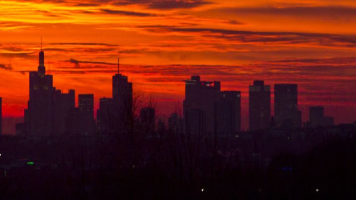 Der rötlich verfärbte Abendhimmel, aufgenommen am 05.12.2013 über der Skyline von Frankfurt am Main (Hessen), während die Auswirkungen des Sturmtiefs «Xaver» auch in der Mainmetrople langsam spürbar werden. Foto: Frank Rumpenhorst/dpa +++(c) dpa - Bildfunk+++