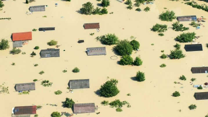 Das dpa-Foto zeigt Dächer, die am 05.06.2013 nahe Deggendorf (Bayern) nach einem Dammbruch aus dem Hochwasser der Donau ragen. Dieses Motiv des dpa-Fotografen Armin Weigel ist das "Pressefoto Bayern 2013". Am 28.11.2013 werden in München die Preise zum "Pressefoto Bayern 2013" verliehen. Der Wettbewerb wird seit 1999 vom Bayerischen Journalisten-Verband (BJV) ausgerichtet. Foto: Armin Weigel/dpa +++(c) dpa - Bildfunk+++
