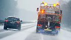 Ein Fahrzeug des Winterdienstes streut am 23.12.2012 Salz auf der Autobahn 12 nahe Briesen (Brandenburg). Wegen überfrierender Nässe sind die Straßen im Nordosten gefährlich glatt. Der Deutsche Wetterdienst gab eine Unwetterwarnung vor Glatteis heraus, demnach ist bis zum Nachmittag mit gefrierendem Regen oder Schnee zu rechnen. Foto: Patrick Pleul/dpa  +++(c) dpa - Bildfunk+++