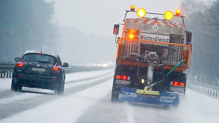 Ein Fahrzeug des Winterdienstes streut am 23.12.2012 Salz auf der Autobahn 12 nahe Briesen (Brandenburg). Wegen überfrierender Nässe sind die Straßen im Nordosten gefährlich glatt. Der Deutsche Wetterdienst gab eine Unwetterwarnung vor Glatteis heraus, demnach ist bis zum Nachmittag mit gefrierendem Regen oder Schnee zu rechnen. Foto: Patrick Pleul/dpa +++(c) dpa - Bildfunk+++