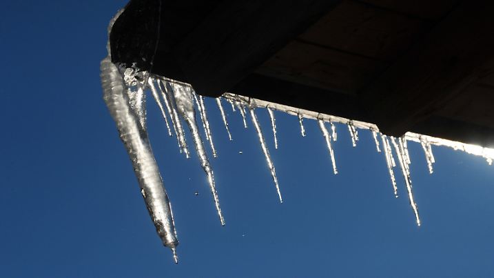 Eiszapfen schmelzen am 31.01.2014 in Willingen (Hessen) in der Wintersonne. Foto: Uwe Zucchi/dpa +++(c) dpa - Bildfunk+++