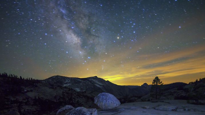 Die Milchstraße über dem Yosemite Nationalpark vom Olmsted Point, nahe Tioga Road, gesehen: der Blick geht über den Tenaya Canyon hinaus zum Half Dome - 20130512_PD8208