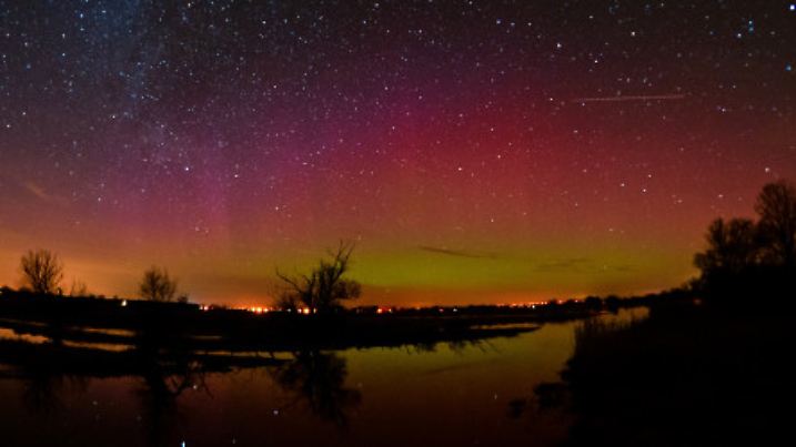 Ein Polarlicht leuchtet am Nachthimmel am 23.02.2014 über der Gülper Havel, einem Nebenfluss der Havel, in Gülpe (Brandenburg). Diese Nordlichter werden durch eine gigantische Wolke elektrisch geladener Teilchen eines Sonnensturms in der Erdatmosphäre erzeugt. Gülpe im Naturpark Westhavelland gilt bundesweit als dunkelster Ort. Foto: Patrick Pleul/dpa +++(c) dpa - Bildfunk+++