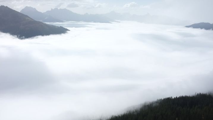 Hochnebel bedeckt ein Tal am 2074 Meter hohen Muttjöchle im Montafon (Österreich) am 30.09.2012.   Foto: Bernd Weißbrod dpa
