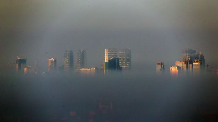 epa04004887 A view of Manila metropolis covered in smog is seen from Antipolo City, Rizal province, eastern Manila, the Philippines, 01 January 2014. The haze has been caused by an extensive use of fireworks during the 2014 New Year celebrations. Traditionally, Filipinos make noise with firecrackers and stray bullets during New Year celebrations as they believe that loud noise would drive away bad luck from the past year and bringing good things in the coming one. EPA/DENNIS M. SABANGAN +++(c) dpa - Bildfunk+++