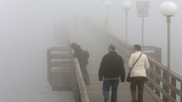 Nebel lässt am 31.03.2014 im Ostseebad Kühlungsborn (Mecklenburg-Vorpommern) die Seebrücke verschwinden und sorgt für kühle Temperaturen. An der Ostseeküste wird es auch in den kommenden Tagen wesentlich kühler sein als im Landesinneren. Foto: Bernd Wüstneck/dpa +++(c) dpa - Bildfunk+++