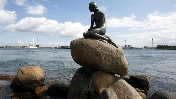 Die Bronzestatue der Kleinen Meerjungfrau auf einem Stein im Hafen von Kopenhagen, aufgenommen am 14.05.2004. Sie ist bekannt aus dem gleichnamigen Märchen von H.C. Andersen und eines der Wahrzeichen der Stadt. Foto: Frank Rumpenhorst dpa