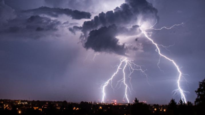 Der Himmel nahe der Stadt Görlitz (Sachsen) wird in der Nacht zum 04.08.2013 von Gewitterblitzen erhellt. Vielerorts findet die extreme Hitze mit heftigen Gewittern ein vorläufiges Ende. Florian Gaertner/dpa +++(c) dpa - Bildfunk+++