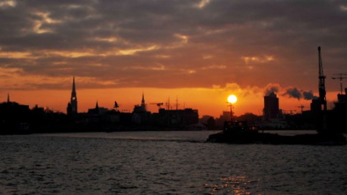 Ein Frachtschiff fährt am Montag (22.03.2010) in Hamburg bei Sonnenaufgang auf der Elbe. Der Montag soll heiter bis sonnig bei maximal 14 Grad Celsius werden. Foto: Angelika Warmuth dpa/lno  +++(c) dpa - Bildfunk+++
