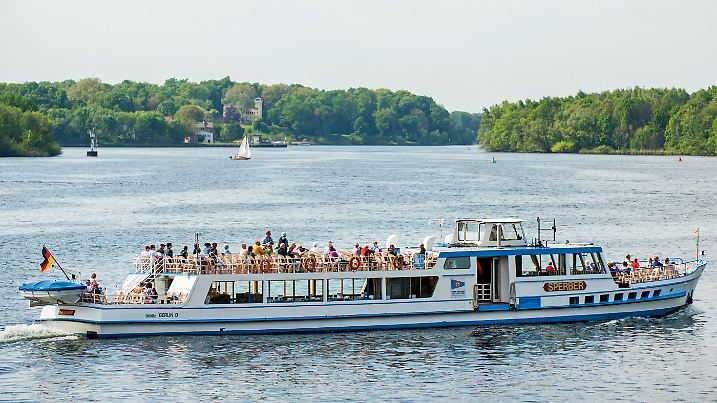 Das Ausflugsschiff "Sperber" ist am 29.04.2014 auf dem Wannsee in Berlin unterwegs. Das frühlingshafte Wetter lädt zu Ausflügen im Grünen ein. Foto: Hauke-Christian Dittrich/dpa +++(c) dpa - Bildfunk+++