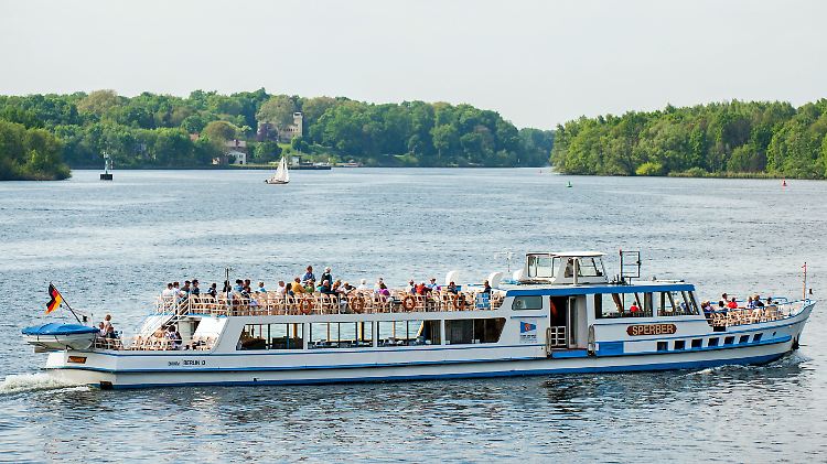 Das Ausflugsschiff "Sperber" ist am 29.04.2014 auf dem Wannsee in Berlin unterwegs. Das frühlingshafte Wetter lädt zu Ausflügen im Grünen ein. Foto: Hauke-Christian Dittrich/dpa +++(c) dpa - Bildfunk+++