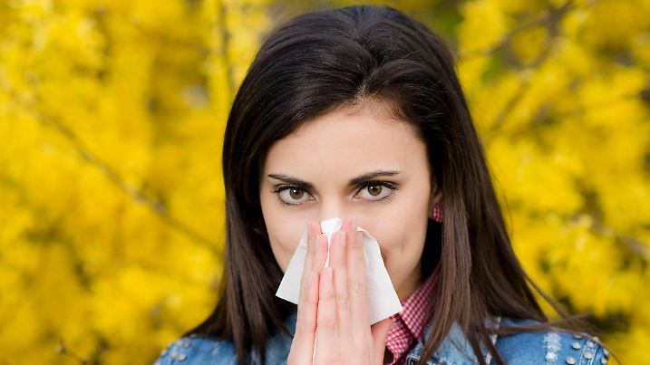 Junge Frau mit Allergie - woman with allergy Keine Weitergabe an Drittverwerter.