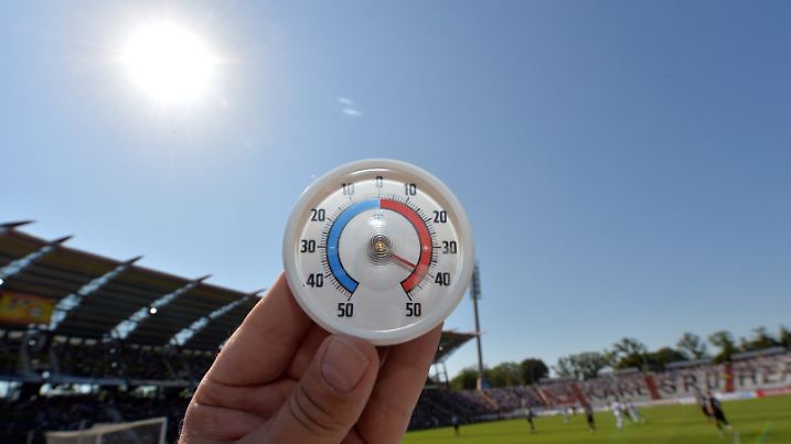 Fußball 2. Bundesliga 2. Spieltag: Karlsruher SC - FC St. Pauli am 27.07.2013 im Wildparkstadion Karlsruhe (Baden-Württemberg). Blick auf ein Thermometer während des Spiels. Foto: Uli Deck/dpa (Wichtiger Hinweis: Aufgrund der Akkreditierungsbestimmungen der DFL ist die Publikation und Weiterverwertung im Internet und in Online-Medien während des Spiels auf insgesamt fünfzehn Bilder pro Spiel begrenzt.) +++(c) dpa - Bildfunk+++