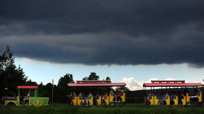 Eine Touristen-Bahn fährt am 23.06.2013 unter Gewitterwolken zur Festung Königstein (Sachsen). Foto: Thomas Eisenhuth/dpa +++(c) dpa - Bildfunk+++