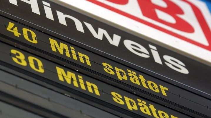 ARCHIV - Die Zug-Anzeige der Abfahrten im Münchner Hauptbahnhof informiert über die Verspätungen im Fernverkehr (Archivfoto). Die Deutsche Bahn muss aktiv an allen Bahnhöfen über Zugausfälle und Verspätungen informieren und kleinere Haltestellen entsprechend nachrüsten. Foto: Matthias Schrader   dpa (zu dpa "Urteil: Bahn muss aktiv über Verspätungen informieren" vom 16.05.2014) +++(c) dpa - Bildfunk+++