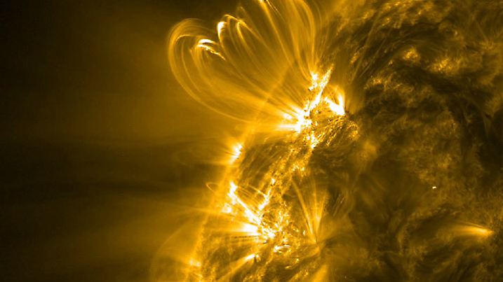 FILE - HANDOUT - The upper one of a pair of new, solar active regions that just rotated into view of SDO offered a beautiful profile view of cascading loops spiraling above it (Jan. 15-16, 2012) following a solar flare eruption. These loop structures are made of superheated plasma, just one of which is the size of several Earths. With its ability to capture the Sun in amazing detail, SDO observed it all in extreme ultraviolet light. This particular video clip used an image every five minutes to present the motion. Note all of the other spurts and minor bursts from both regions during almost two days. Photo: SDO/Solar Dynamics Observatory / NASA (Nur zur redaktionellen Verwendung und bei Nennung der Quelle) (zu dpa:
Satellitenring könnte vor gewaltigen Sonnenstürmen warnen vom 01.08.2014) +++(c) dpa - Bildfunk+++
