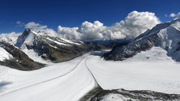 ARCHIV- Der Aletschgletscher, aufgenommen am 09.09.2010 in der Nähe des Lötschentals (Schweiz). Foto: Rainer Jensen (zu dpa: "Studie: Schweizer Gletscher stark geschrumpft " vom 20.11.2014) +++(c) dpa - Bildfunk+++