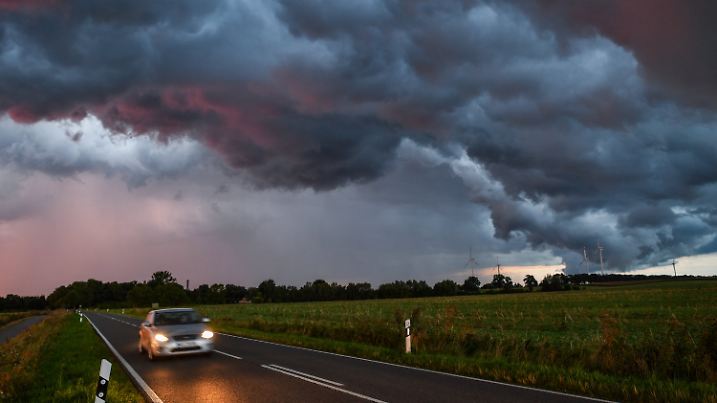 Eine Gewitterzelle zieht im letzten Licht des Tages am 21.08.2016 über eine Landstraße im Landkreis Oder-Spree nahe Petersdorf (Brandenburg). Foto: Patrick Pleul/dpa +++(c) dpa - Bildfunk+++
