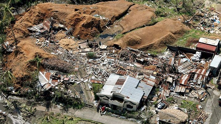 Damaged buildings caused by strong winds and mudslides are seen at the foot of the Mayon Volcano in the Albay province, 330 km southeast of Manila, Philippines, Saturday 02 December 2006. More rescuers rushed Saturday to Albay province which was devastated by typhoon Durian that killed at least 406 people, despite waning hopes of recovering more survivors. Most of the dead were killed in mudslides triggered by the typhoon, which buried at least eight villages at the foot of Mayon Volcano according to Red Cross and relief officials. EPA/ROLEX DELA PENA +++(c) dpa - Bildfunk+++
