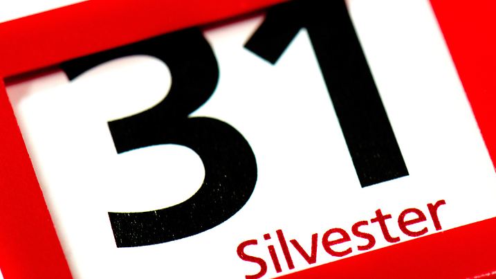 ILLUSTRATION - Auf einem Kalender in Dresden (Sachsen) ist am 28.12.2012 die Zahl "31" mit der Unterschrift "Silvester" zu lesen. Als Silvester wird in vielen europäischen Ländern der 31. Dezember, der letzte Tag des Jahres, bezeichnet. Foto: Arno Burgi/dpa (zu dpa "ilvester - mit einem Papst endet das Jahr" vom 15.12.2014) +++(c) dpa - Bildfunk+++